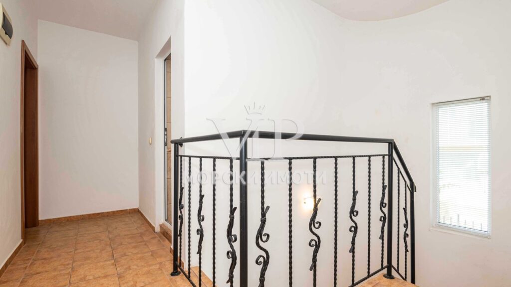 πΏ ΠΠΎΠΌ Π½Π° ΡΠΏΠΎΠΊΠΎΠΉΡΡΠ²ΠΈΠ΅ΡΠΎ β ΠΊΡΡΠ° Ρ 5 ΡΠΏΠ°Π»Π½ΠΈ, ΠΊΠ°Π±ΠΈΠ½Π΅Ρ ΠΈ Π±Π°ΡΠ΅ΠΉΠ½ ΠΊΡΠ°ΠΉ ΠΡΡΠ³Π°Ρ ! Π‘Π°ΠΌΠΎΡΡΠΎΡΡΠ΅Π»Π΅Π½ Π΄Π²ΠΎΡ ! - 22 - Ricom Bulgaria